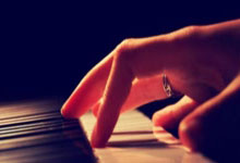 3377体育：业内人士：孙颖莎拍杂志间隙也想练球.